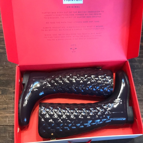 NIB Hunter Refined Gloss Quilt Tall boot aubergine - Picture 8 of 8